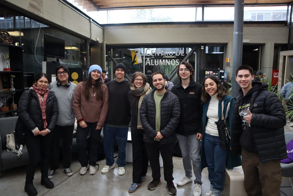 Josefa Valdés, Presidenta del CEIINS, junto a estudiantes en el Congreso CEIINS 2024.