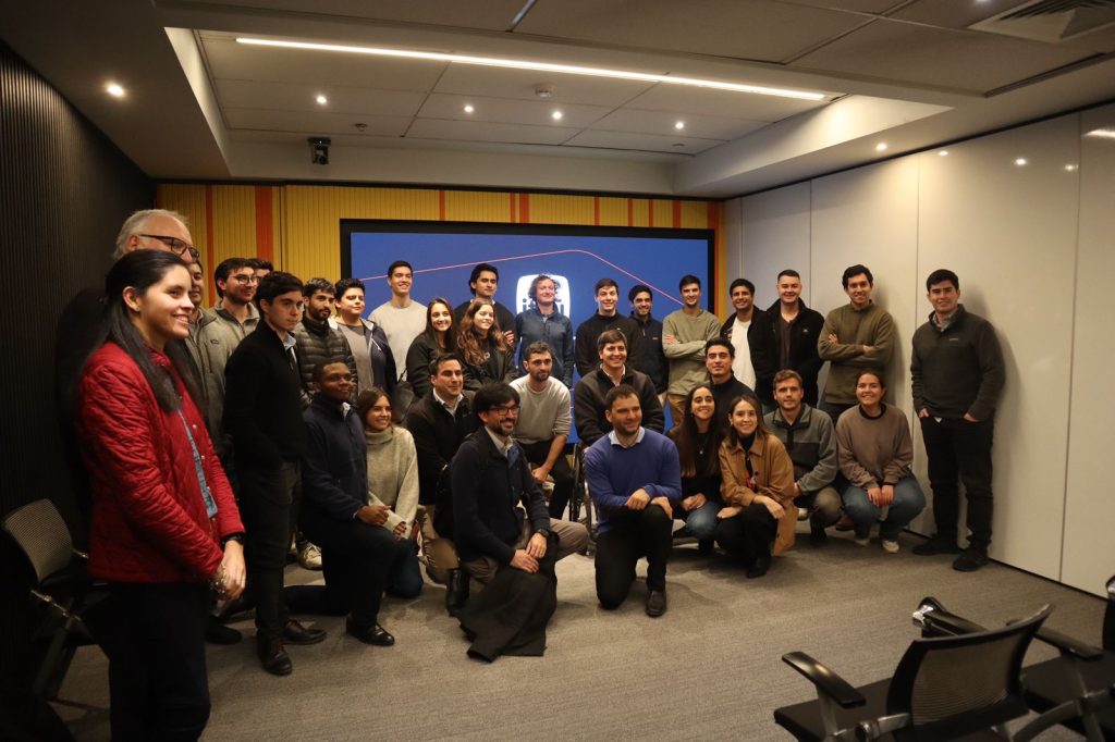 Por primera vez, estudiantes de Finanzas de la Escuela de Ingeniería UC visitan la Mesa de Dinero del Banco Itaú.